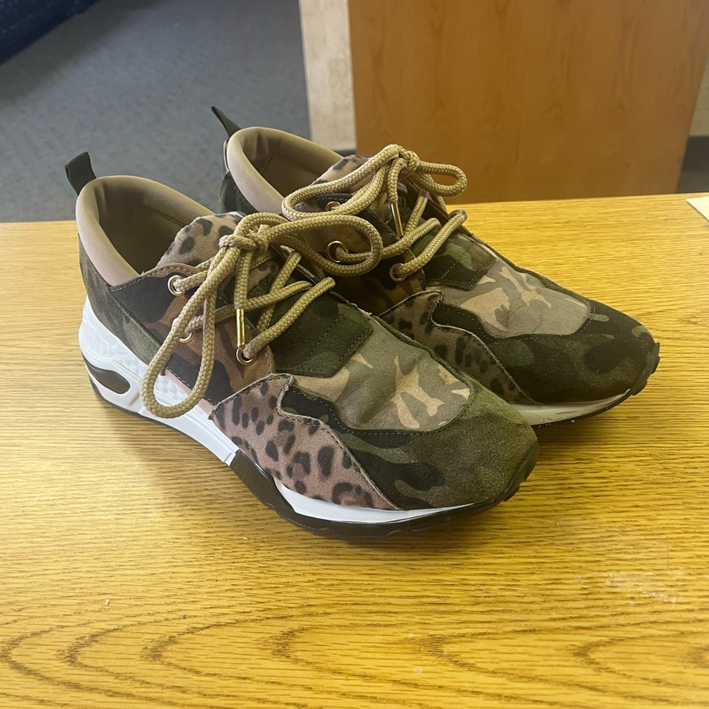 Steve Madden Cliff sneakers - Womens size 9